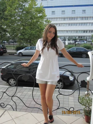 32-adorable-brunette-gf