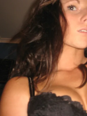 34-alison-loves-to-show-her-boobs