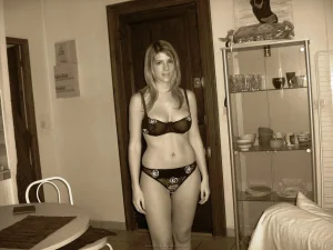 03-amazing-blonde-girl-shows-herself