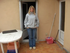 22-amazing-blonde-girl-shows-herself