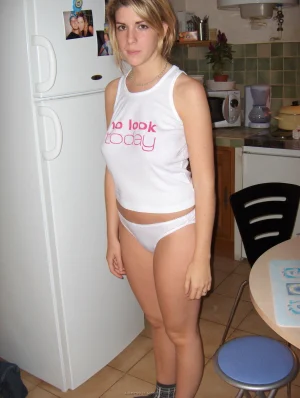 31-amazing-blonde-girl-shows-herself