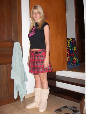 40-amazing-blonde-girl-shows-herself