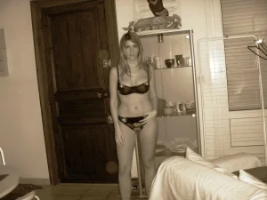 61-amazing-blonde-girl-shows-herself