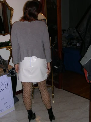 26-babe-prefers-parties