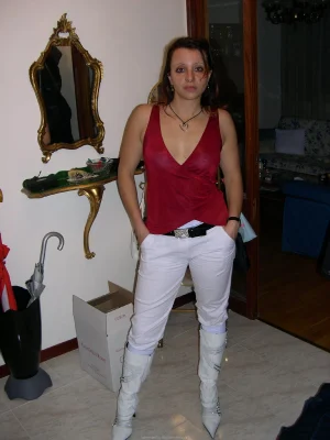 47-babe-prefers-parties