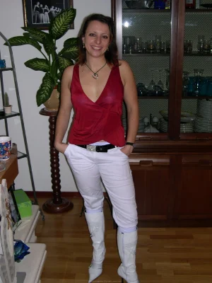 48-babe-prefers-parties