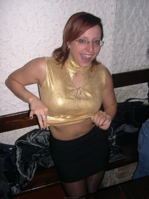 80-babe-prefers-parties