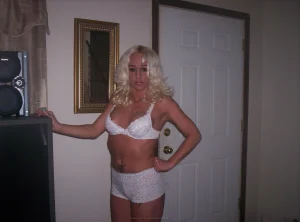 67-babe-shows-her-big-boobies