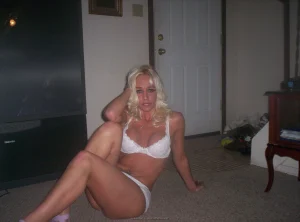 69-babe-shows-her-big-boobies