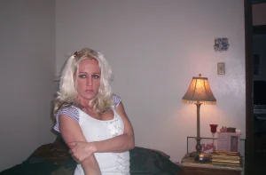 90-babe-shows-her-big-boobies