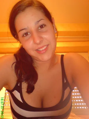 02-babe-shows-her-shaved-pussy