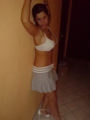 44-babe-shows-her-shaved-pussy