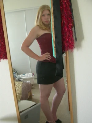 72-baby-love-shows-her-pussy