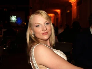 01-blonde-babe-in-bikini