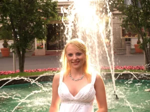 12-blonde-babe-in-bikini