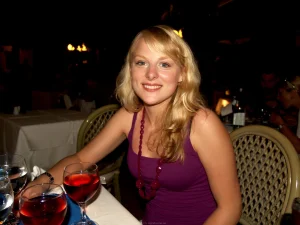 34-blonde-babe-in-bikini