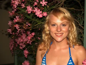 35-blonde-babe-in-bikini