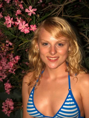 36-blonde-babe-in-bikini