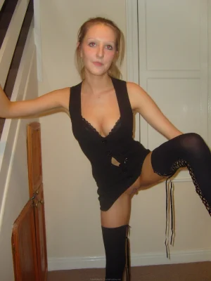 09-blonde-babe-making-photos-of-her-pussy