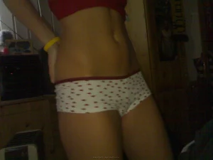 20-blonde-babe-making-photos-of-her-pussy