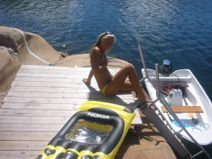 33-blonde-babe-making-photos-of-her-pussy