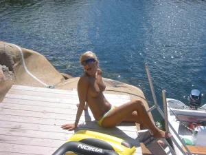 35-blonde-babe-making-photos-of-her-pussy