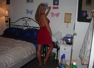 45-blonde-girl-shows-her-pussy