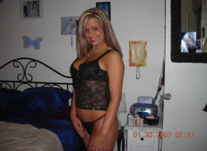 64-blonde-girl-shows-her-pussy