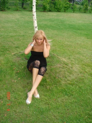 07-blonde-prefers-rest-topless