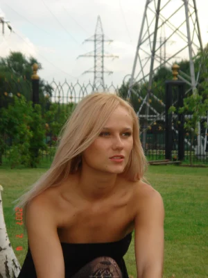 08-blonde-prefers-rest-topless