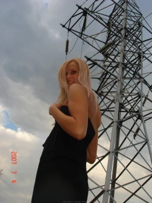 09-blonde-prefers-rest-topless