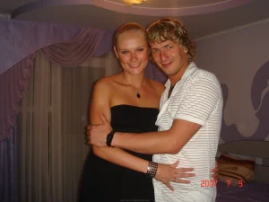 13-blonde-prefers-rest-topless