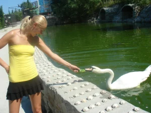 19-blonde-prefers-rest-topless