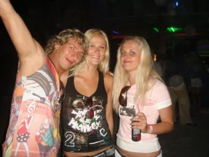 30-blonde-prefers-rest-topless