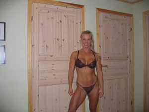 09-blonde-shows-her-amazing-body