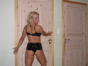 18-blonde-shows-her-amazing-body