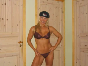 31-blonde-shows-her-amazing-body