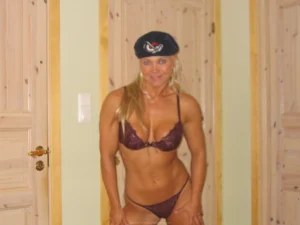 32-blonde-shows-her-amazing-body