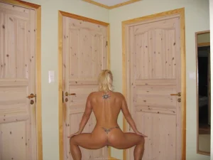 86-blonde-shows-her-amazing-body