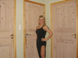 91-blonde-shows-her-amazing-body