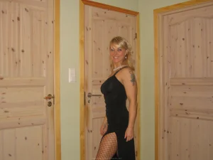 93-blonde-shows-her-amazing-body