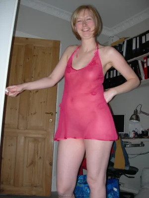 04-blondy-gf-takes-shower