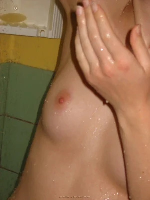 07-blondy-gf-takes-shower