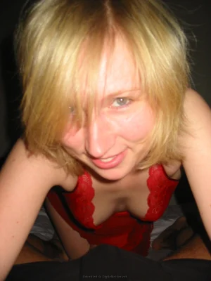 15-blondy-gf-takes-shower