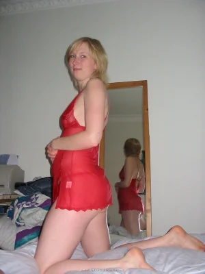 21-blondy-gf-takes-shower