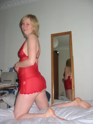 22-blondy-gf-takes-shower