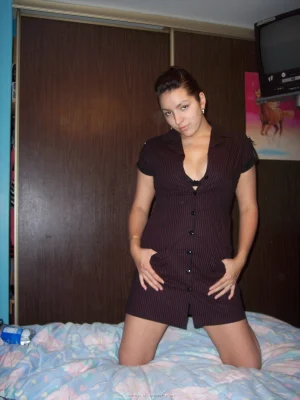 22-brunette-got-sexy-round-ass