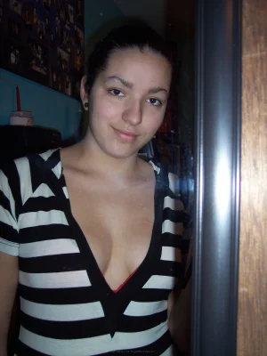 23-brunette-got-sexy-round-ass