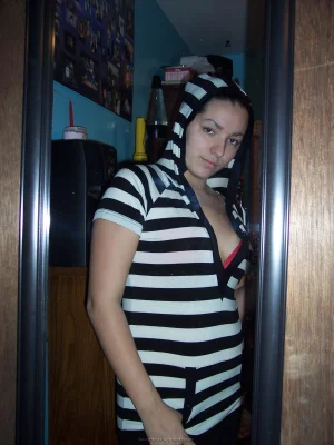 24-brunette-got-sexy-round-ass