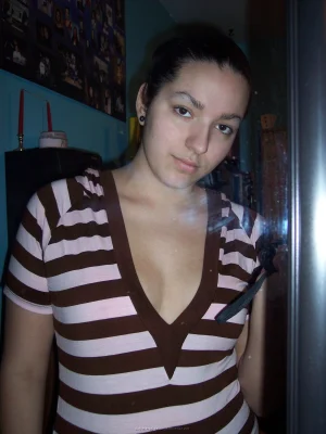 25-brunette-got-sexy-round-ass